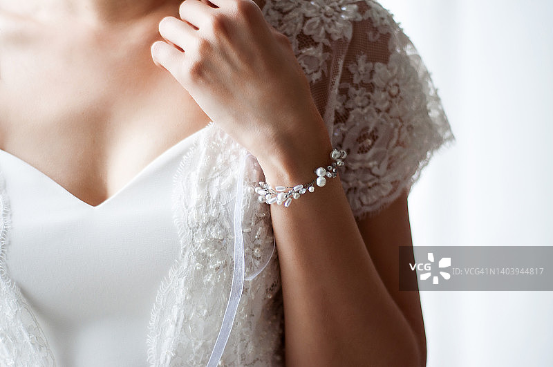 穿着白色婚纱的新娘图片素材