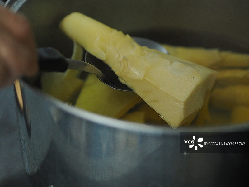 锅里煮竹笋，竹笋勺图片素材