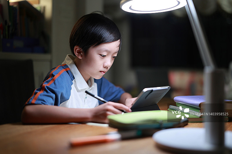 正在做作业的男孩图片素材