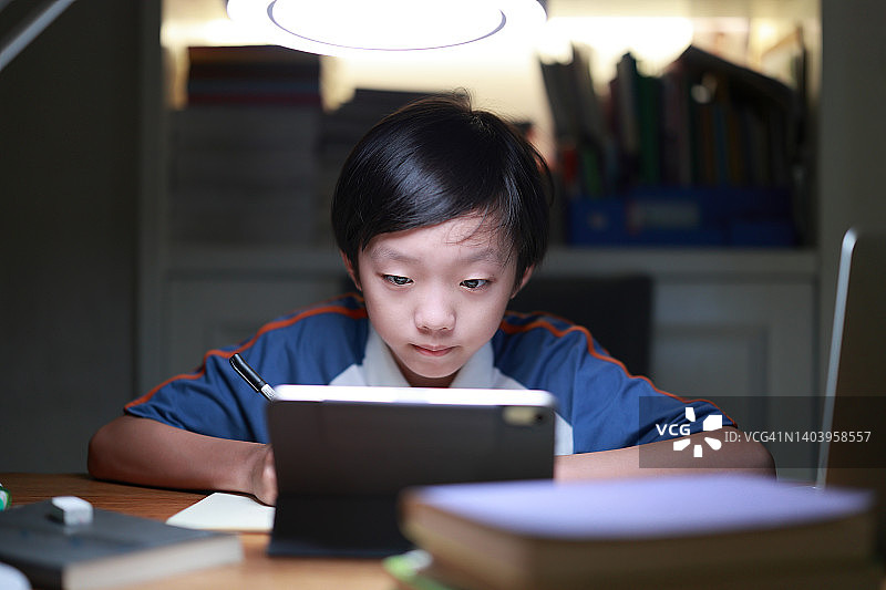 正在做作业的男孩图片素材