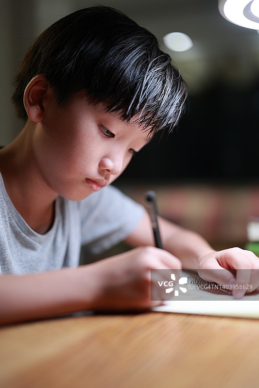 正在做作业的男孩图片素材