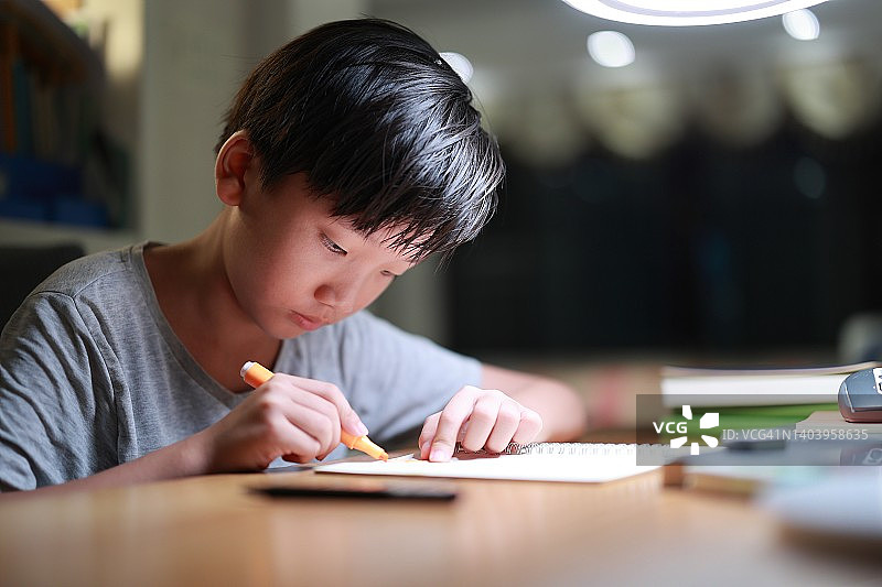 正在做作业的男孩图片素材
