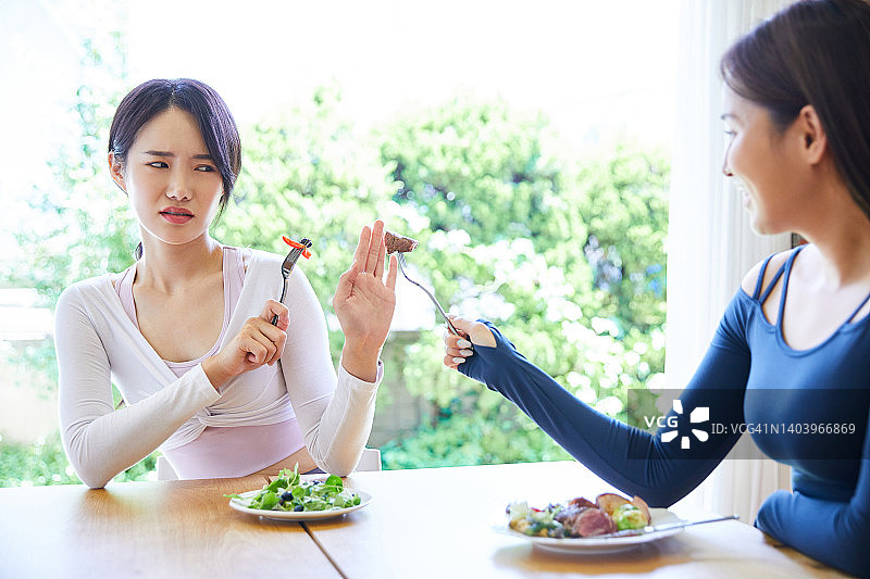 妇女饮用桑格利亚汽酒时交谈图片素材