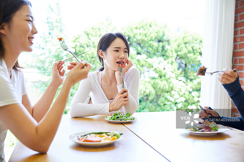 妇女饮用桑格利亚汽酒时交谈图片素材