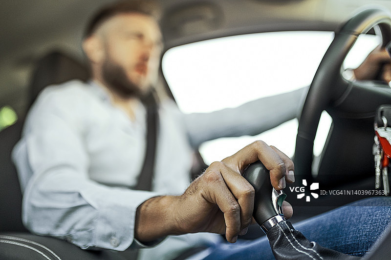 商人开车上班使用换档杆图片素材