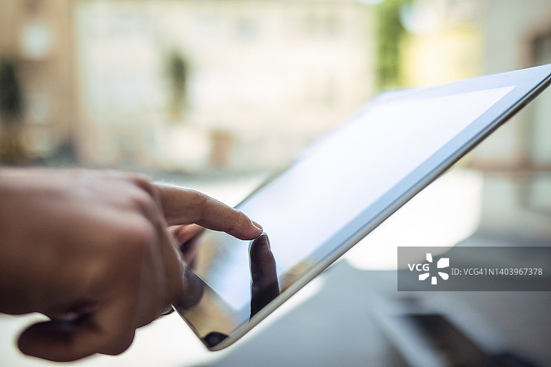 身份不明的商人使用数位平板电脑图片素材