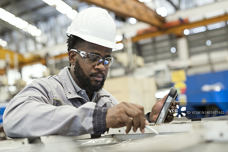 产品最终检验是制造计划和过程控制的一部分。质量控制工程师正在检查产品的整体是否按照生产线中的工程、客户要求和标准进行测量。图片素材