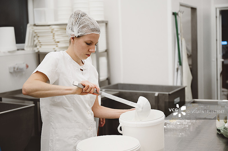 包装新鲜酸奶的女人图片素材