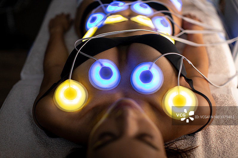 接受电刺激疗法的迷人年轻女性图片素材