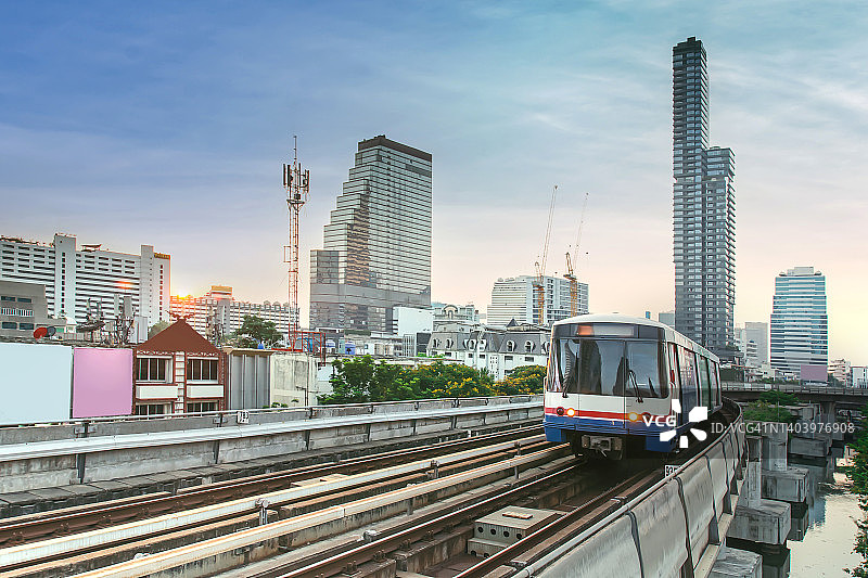 曼谷市中心的轻轨列车，曼谷最快的交通方式图片素材