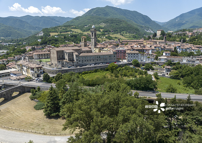 意大利博比奥镇和特雷比亚河航拍图片素材