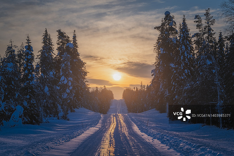 拉普兰冬季雪路日落美景图片素材