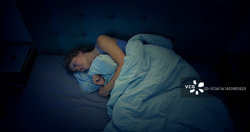 因失眠而无法入睡的床上女人图片素材