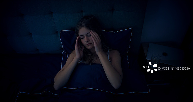 因失眠而无法入睡的床上女人图片素材