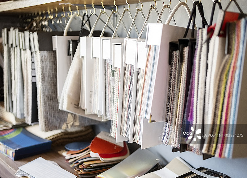 商店里的彩色装饰面料样品图片素材