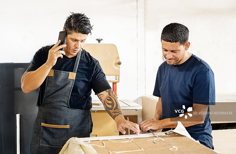 家具制造企业主在车间打电话图片素材