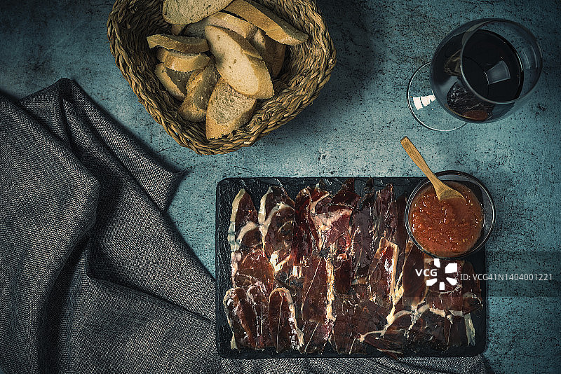 橡果喂养的伊比利亚火腿配番茄碎和面包图片素材