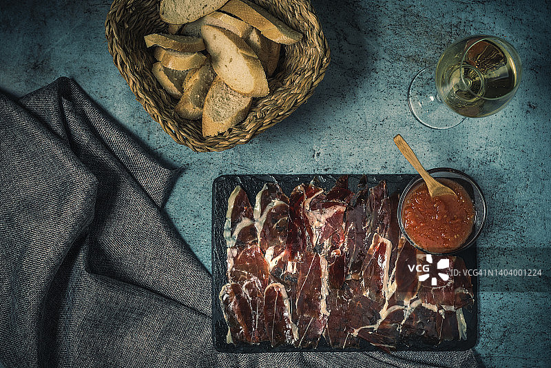 橡果喂养的伊比利亚火腿配番茄碎和面包图片素材