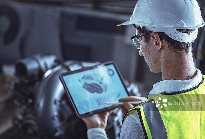 工业工程师在电脑上进行3D设计图片素材