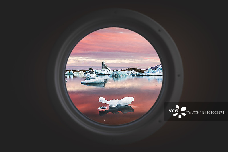 透过船舷舷窗看到的漂浮冰山图片素材