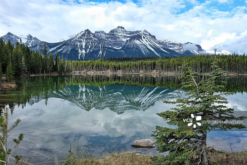 加拿大赫伯特湖的早晨倒影图片素材
