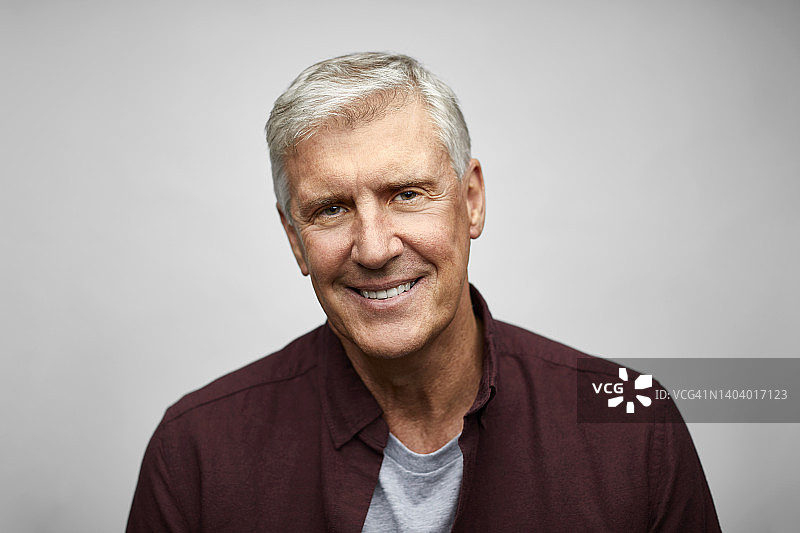 在白色背景上微笑的年长商人图片素材