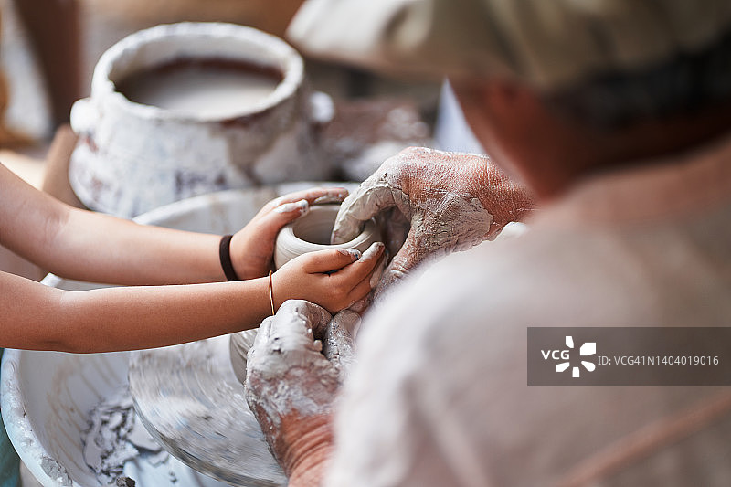 工匠在工作室中使用陶轮塑造粘土图片素材