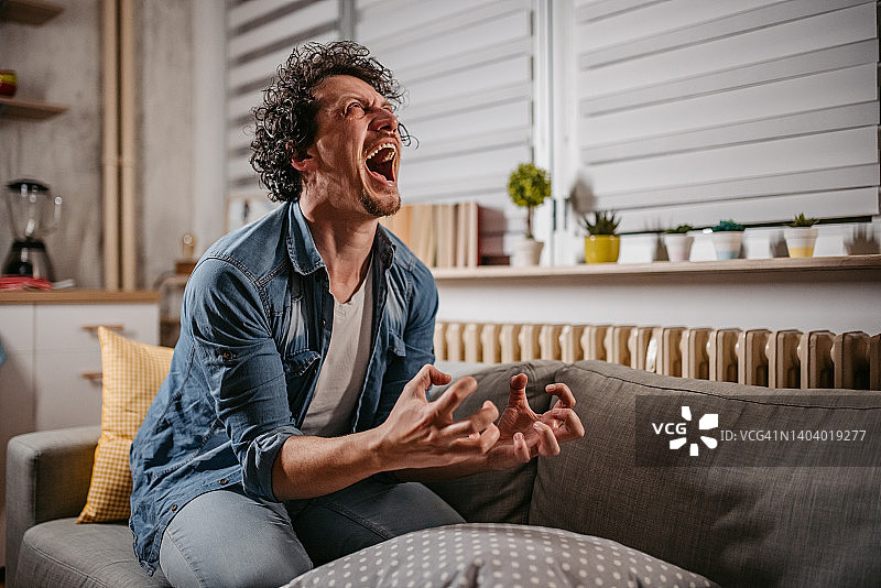 沮丧愤怒的年轻人尖叫图片素材