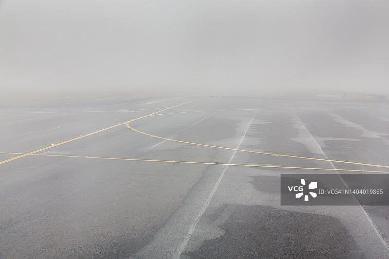 雾中的布鲁塞尔机场跑道图片素材