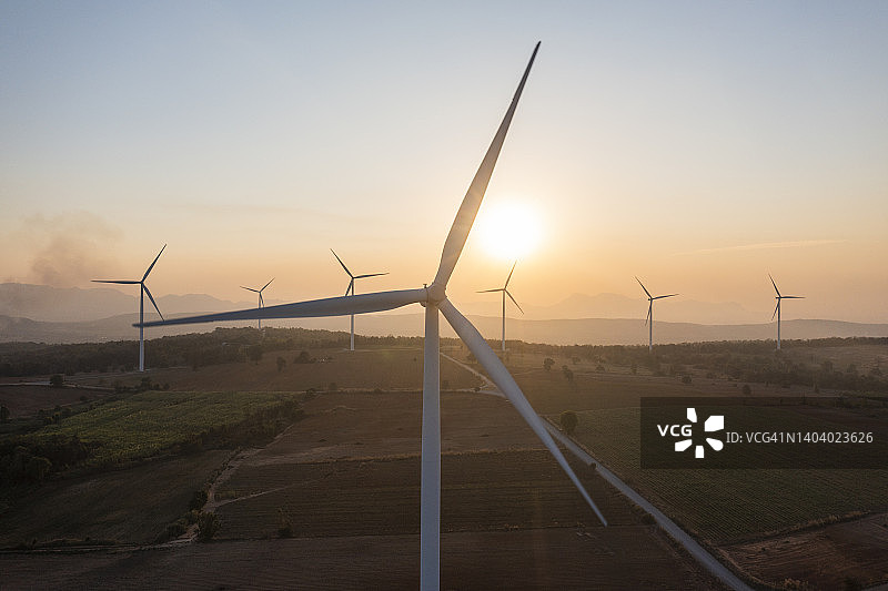 日落时田野里的风力涡轮机图片素材