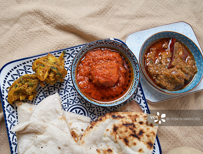 印度薄饼配黄油鸡肉和红咖喱牛肉图片素材