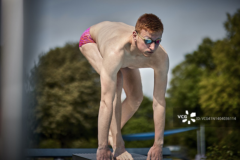 室外公共游泳池起跑器上的游泳运动员图片素材