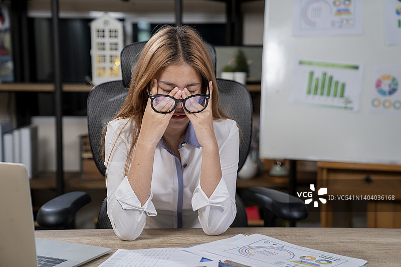 在办公室使用电脑的情绪低落的年轻女子图片素材