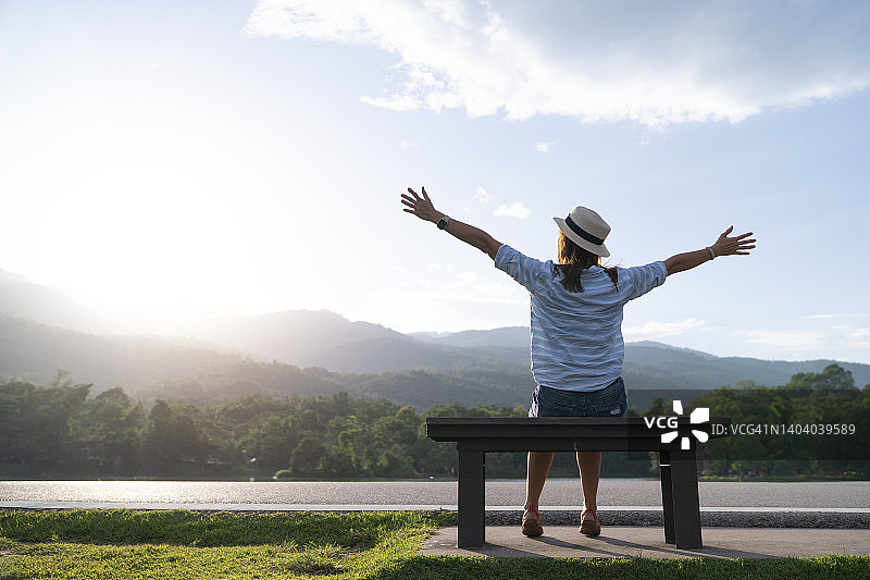 清晨伸展双臂的女性背影图片素材