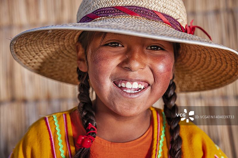 的的喀喀湖上的秘鲁小女孩图片素材