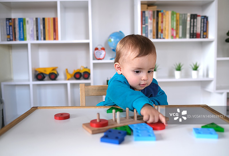 新男孩玩多色木制积木玩具图片素材