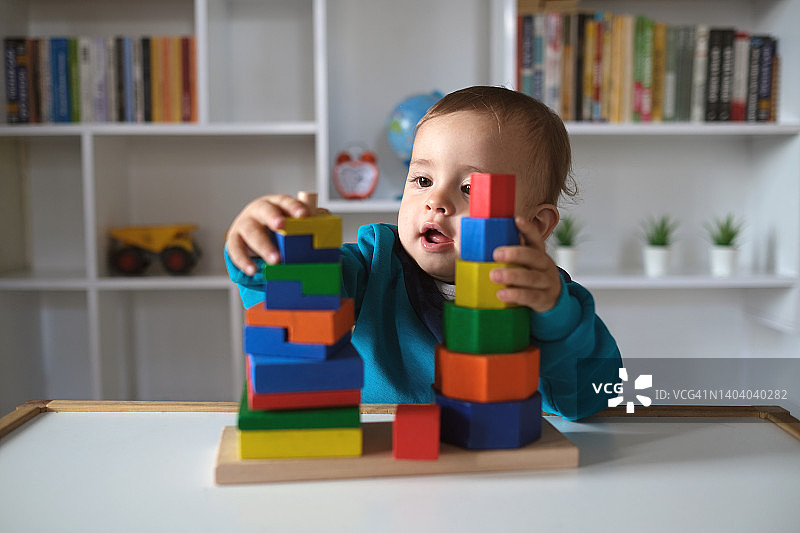 新男孩玩多色木制积木玩具图片素材