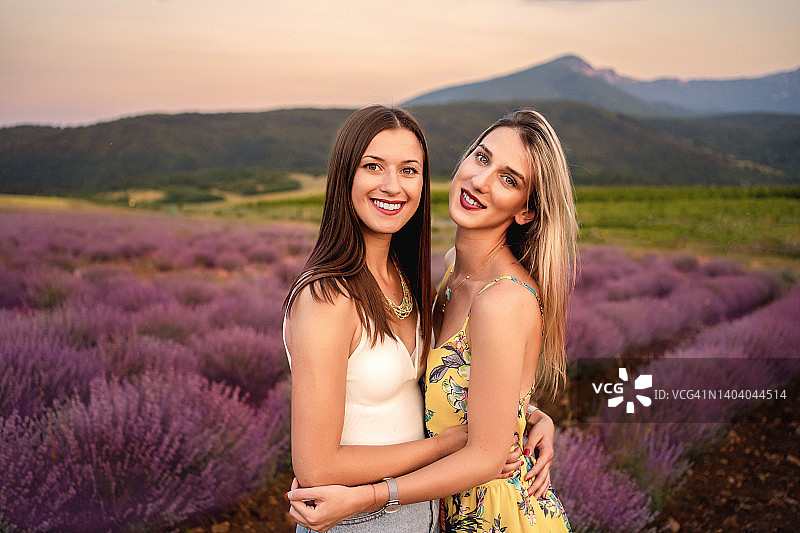 女人们在户外拥抱图片素材