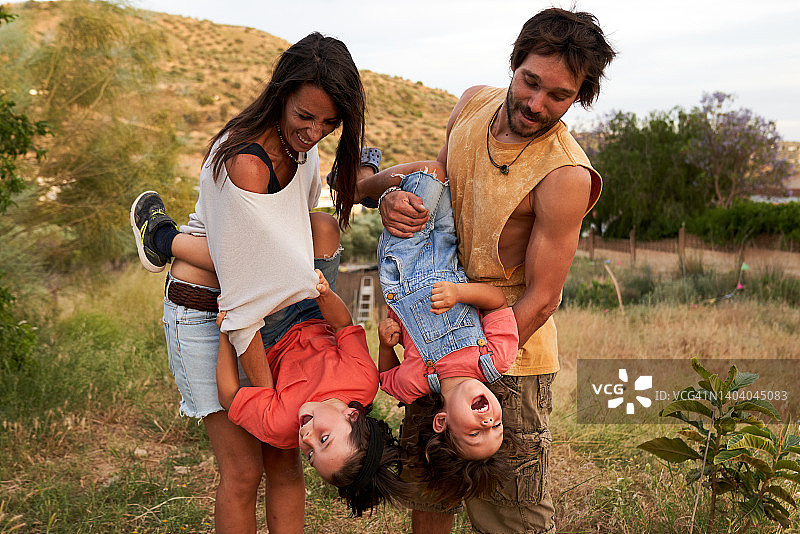 一家人在乡下和儿子们玩耍图片素材