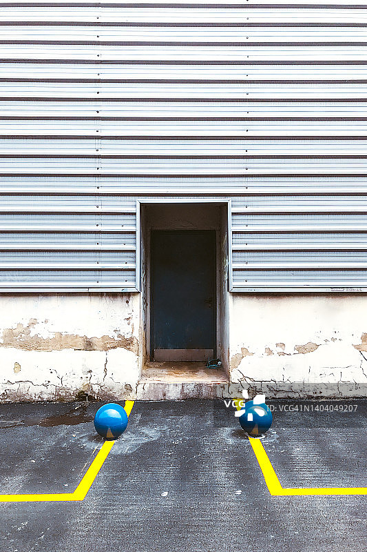 仓库的关闭的门图片素材
