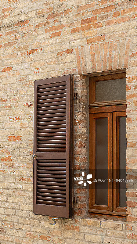 旧砖墙上的古朴窗户，意大利古建筑，带复制空间的墙壁图片素材