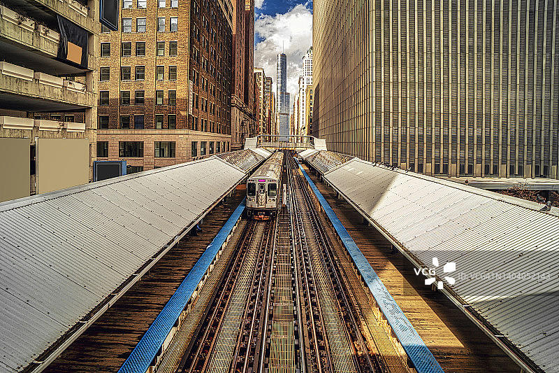 芝加哥通勤者乘坐的CTA高架列车图片素材