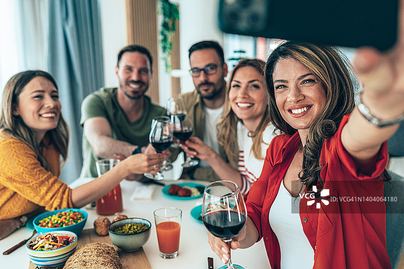 与朋友共进午餐图片素材