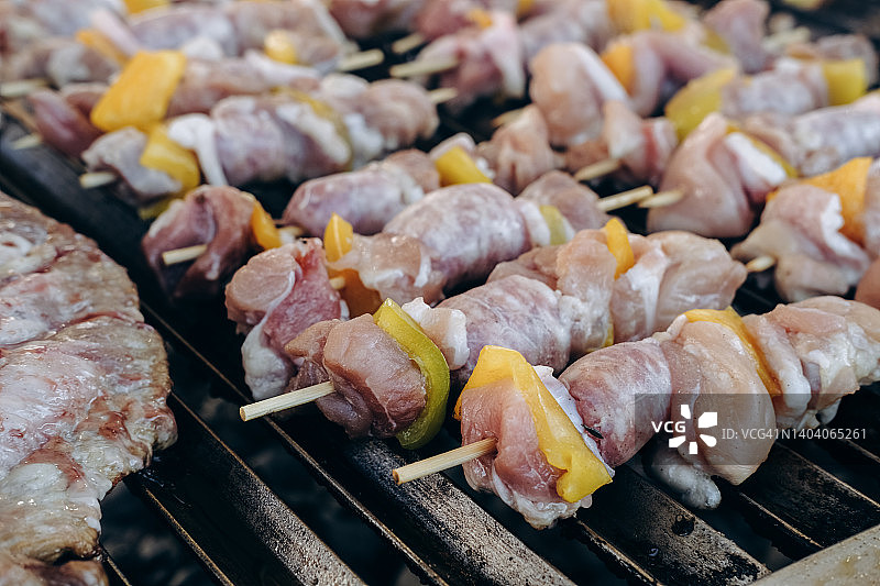 烧烤烤鸡肉串，街头食品制作图片素材