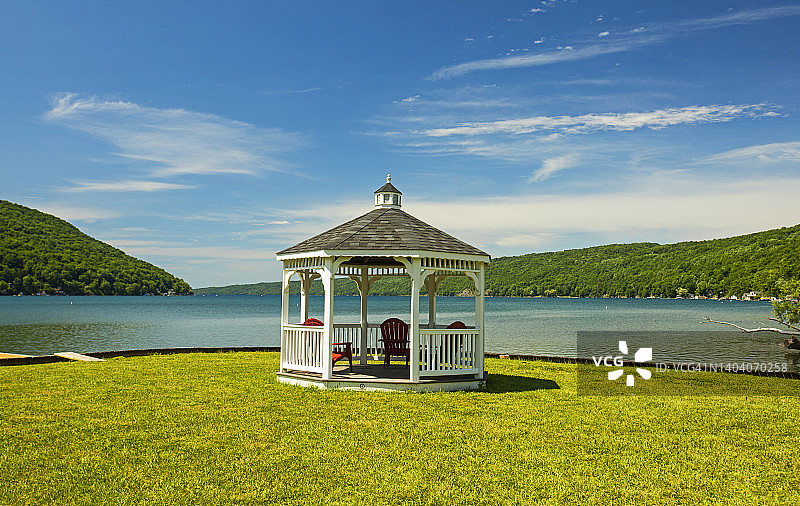 湖岸公园里的美丽凉亭图片素材