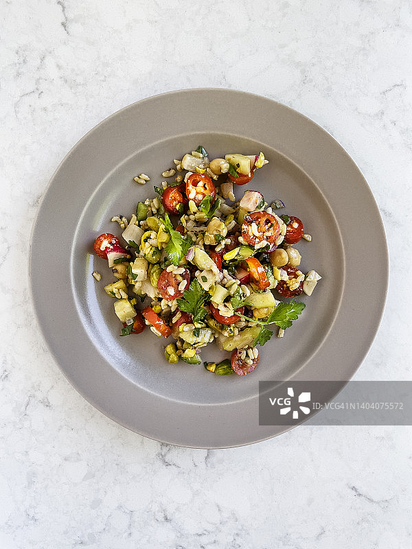 白色大理石背景上的素食沙拉蔬菜米饭拼盘图片素材