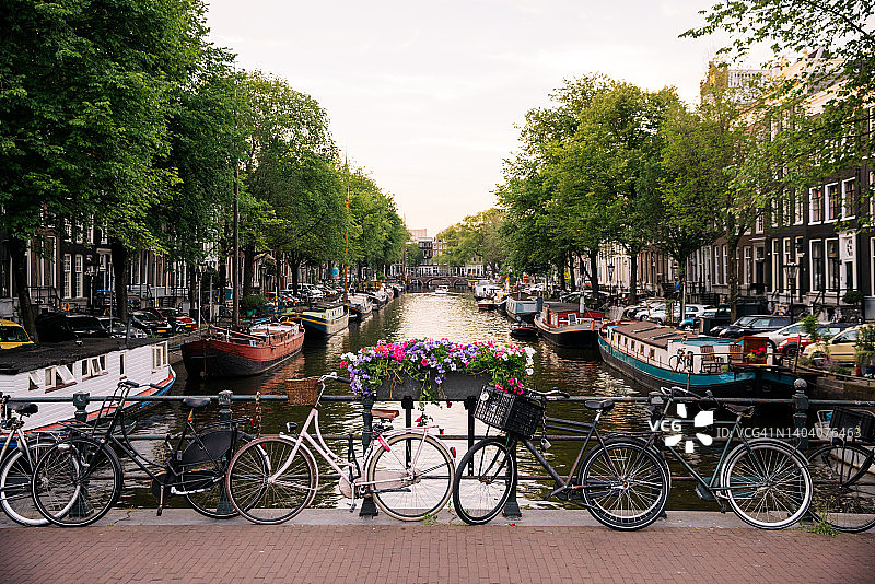 停在荷兰阿姆斯特丹运河边的自行车图片素材