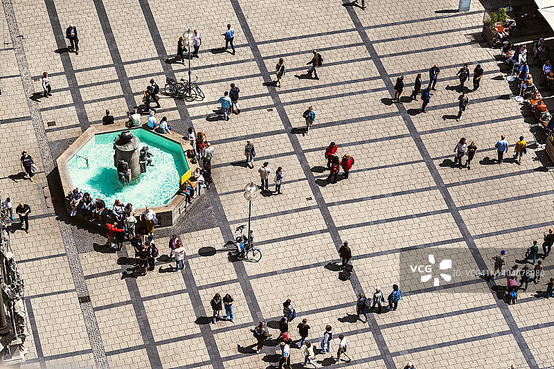 德国慕尼黑玛丽安广场繁忙的行人过街区的俯视景观图片素材