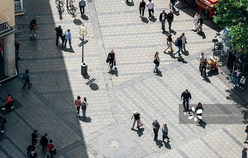 德国慕尼黑玛丽安广场繁忙的行人过街区的俯视景观图片素材