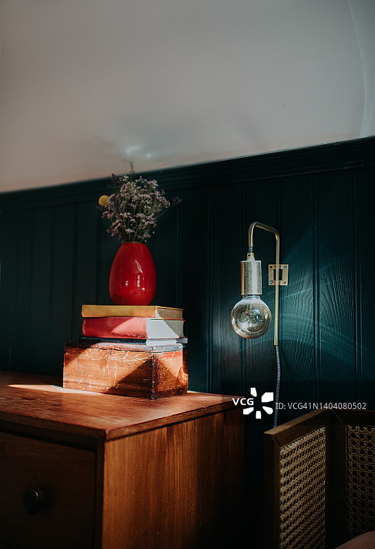 时尚的室内设计：阳光照耀下的床头柜和壁灯图片素材